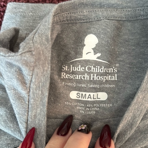 🎄ST JUDE’S CHILDREN’S HOSPITAL women’s Christmas shirt, Small - Picture 8 of 8
